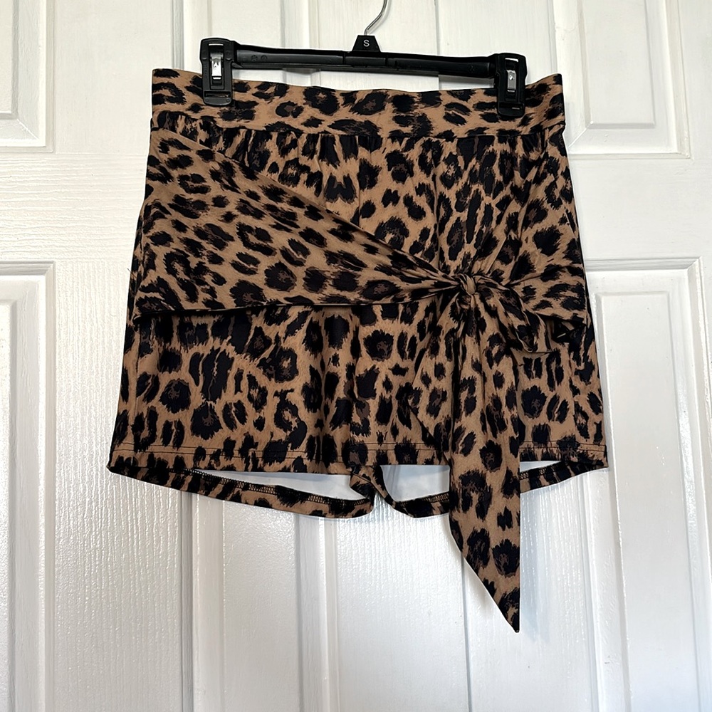 Medium Tie Front Shorts Crazy Train New with tags